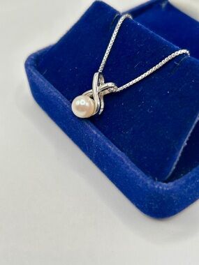 10k White Gold and Pearl Pendant